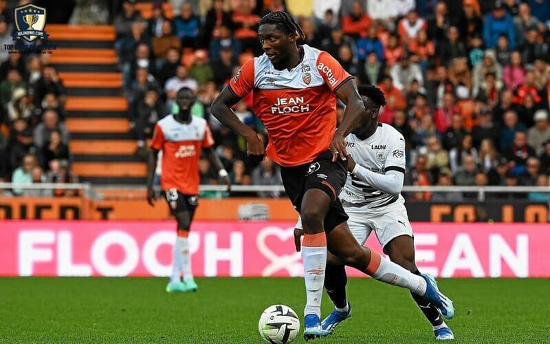Isaak Touré của FC Lorient sở hữu thể hình 2,06m