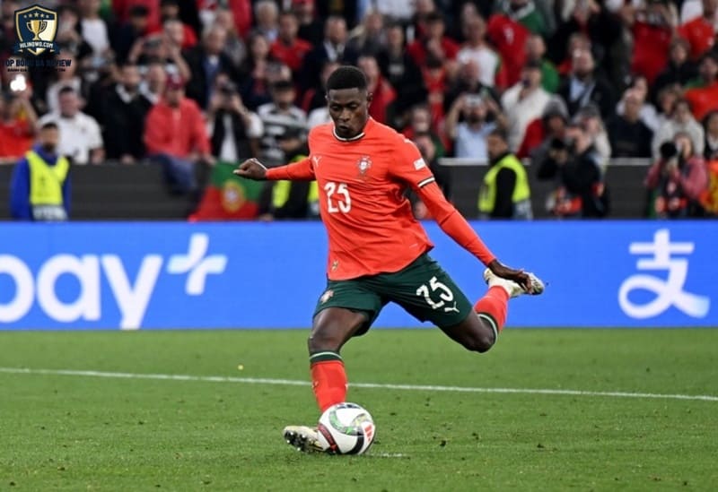 Nuno Mendes đang khẳng định vị thế hậu vệ cánh trái hay nhất thế giới